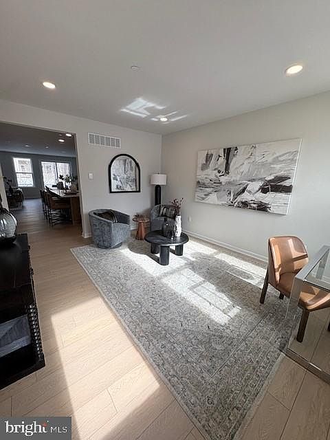 1st image of 40 Grayson Ln