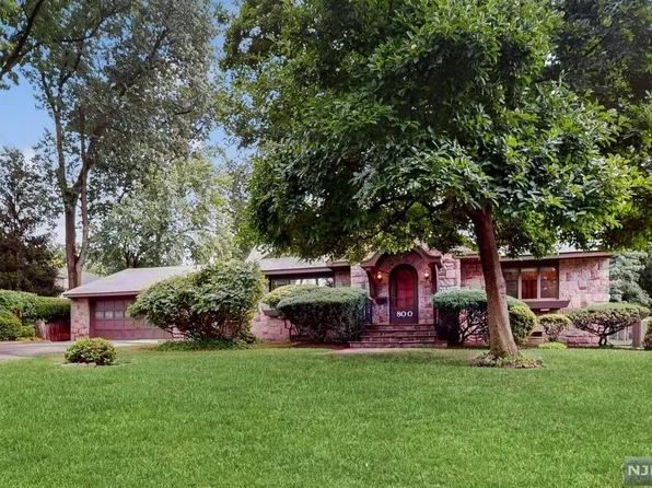 800 Elm Ave, River Edge, NJ 07661