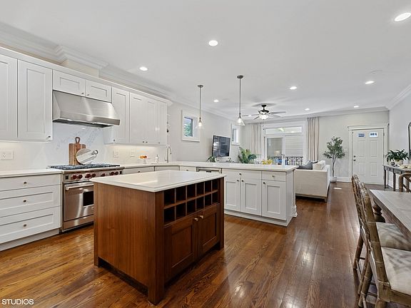 5th image of 1657 N Burling St #1