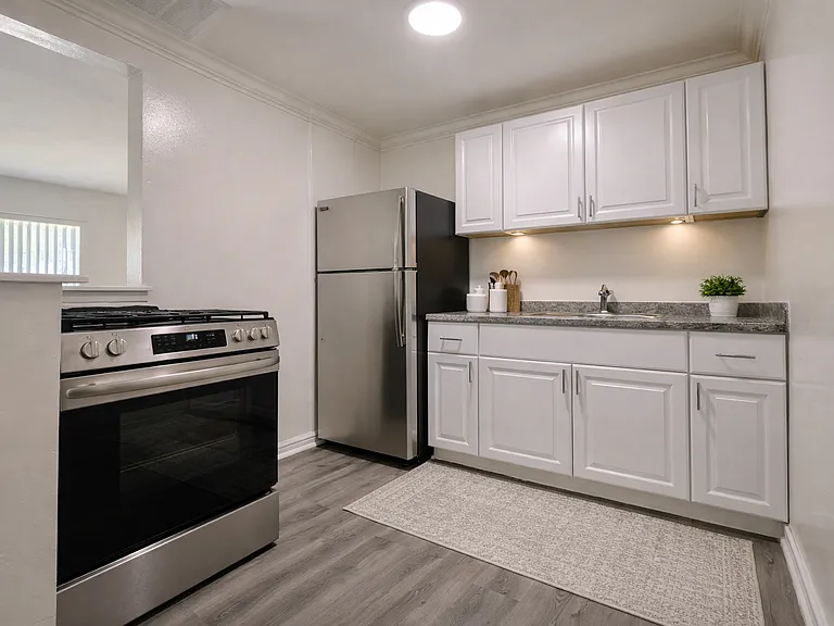 1835 W Crestwood Ln #H10 — Photo 5