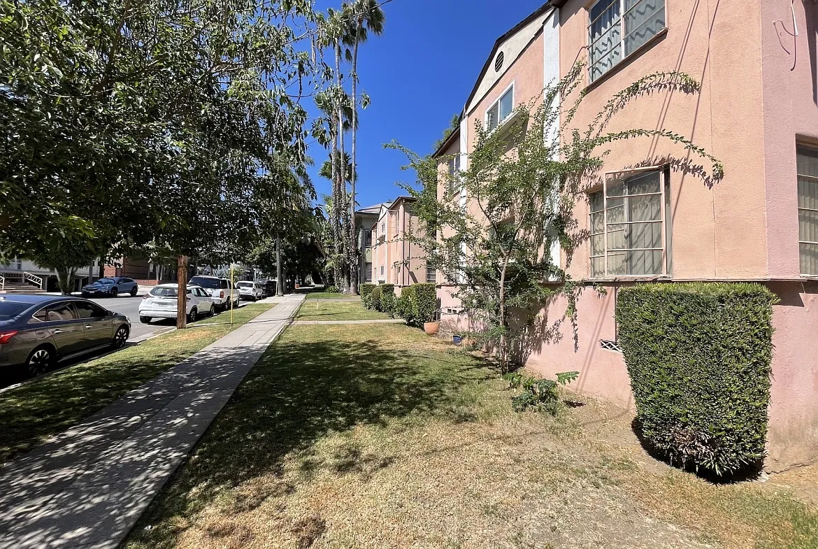 N Gardner St, West Hollywood — Photo 2