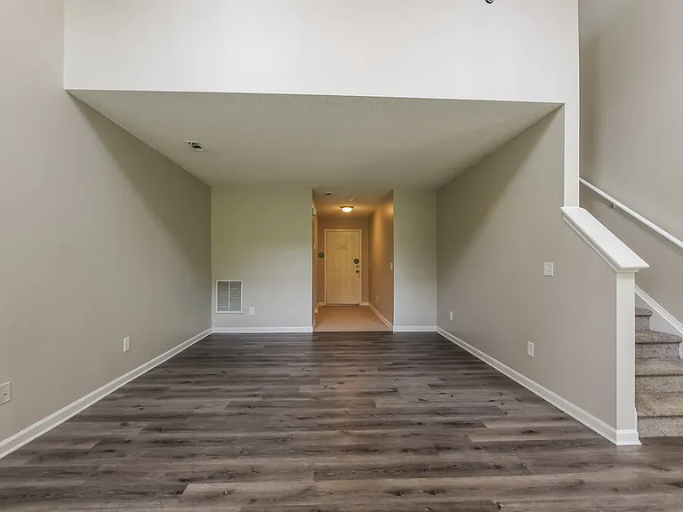 555 River View Dr — Photo 4