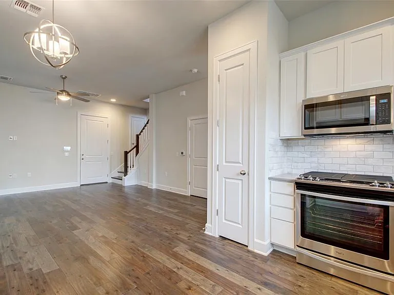 2910 Zach Scott St — Photo 8