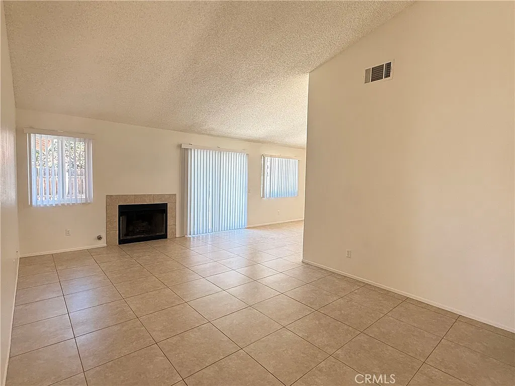 3 bed, 1276 sqft, $2,500 — Photo 4