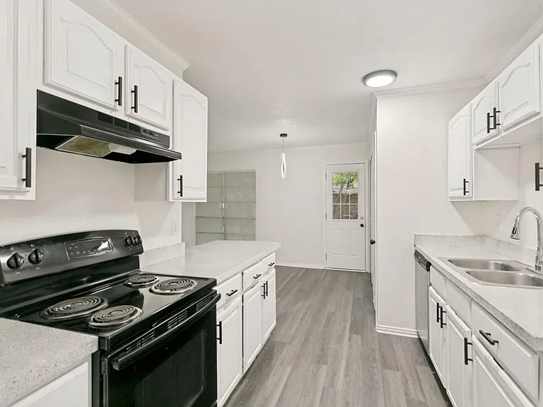905 Hawthorne Dr — Photo 15