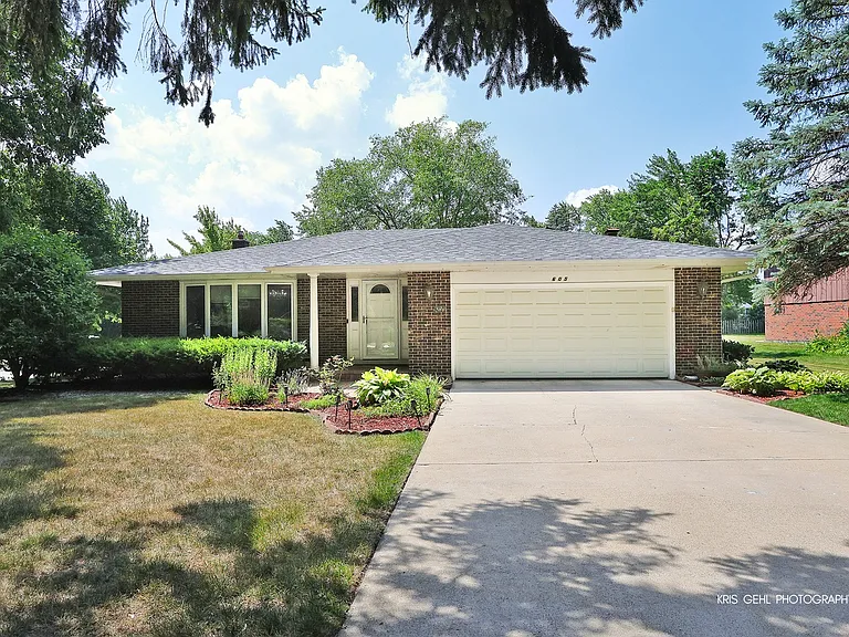 605 W Gilbert Rd — Photo 1