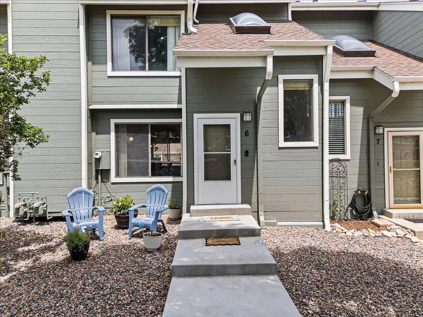 Mountain Views + Bear Creek Trail Access + 2-Car Attached Garage! — Photo 2