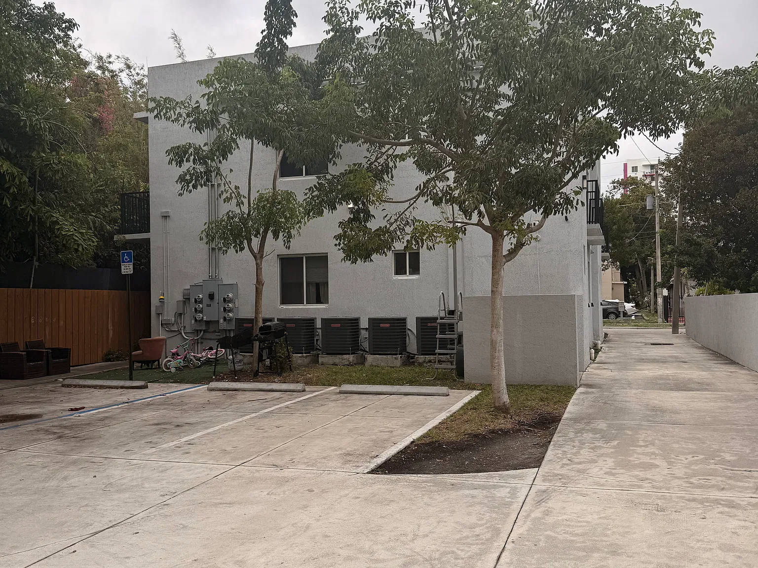 580 NW 34th St — Photo 2