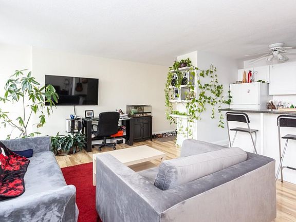 5th image of 2740 N Pine Grove Ave APT 15