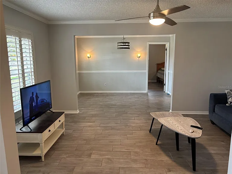 105 E Cottesmore Cir — Photo 3