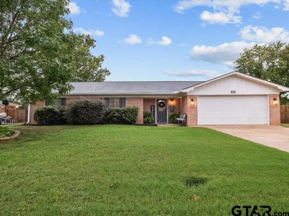 613 Chancellor Dr, Palestine, TX 75803