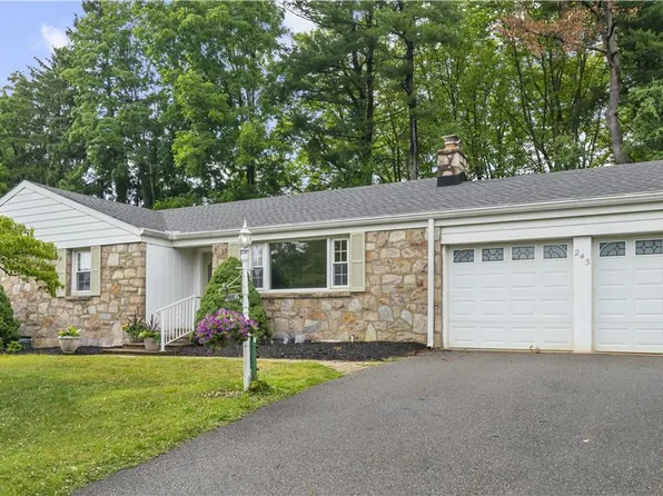 243 Flagstone Dr, Bethlehem, PA 18017