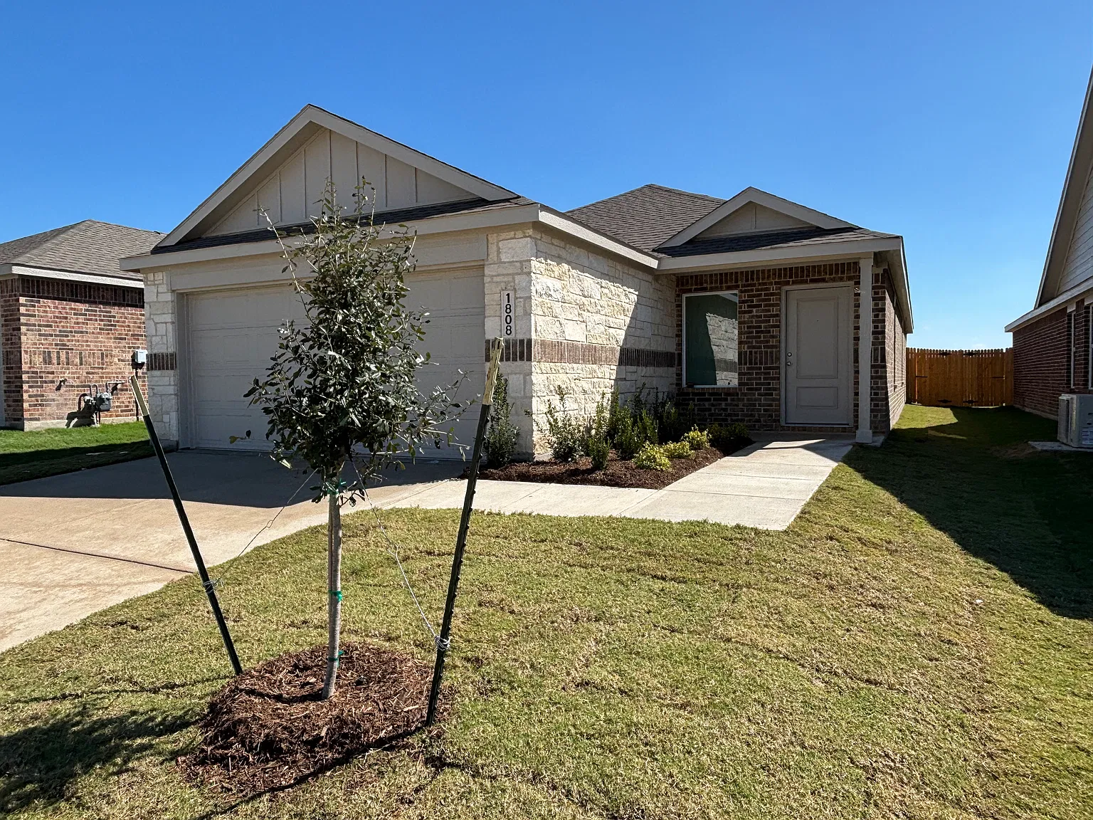 4 bed, 1656 sqft, $2,500 — Photo 2