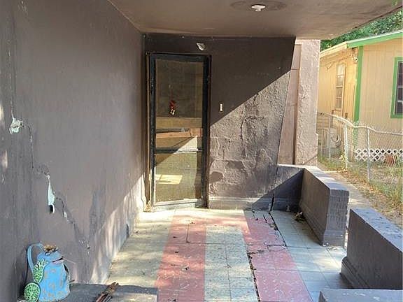 4th image of 212 E 1st St