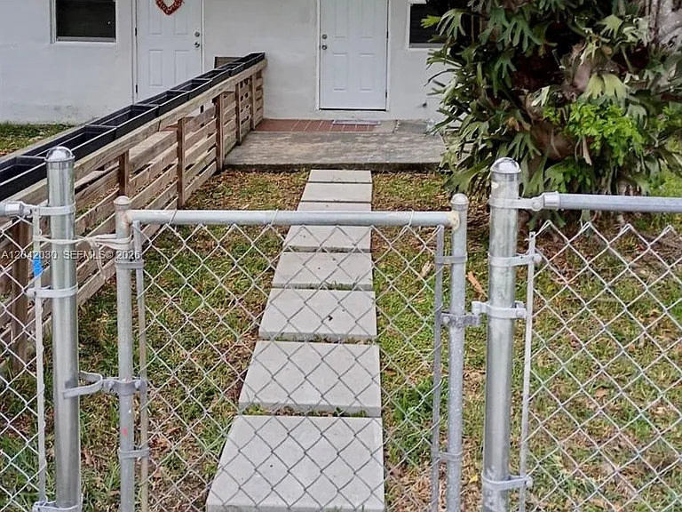 26741 SW 139th Ave #B — Photo 3