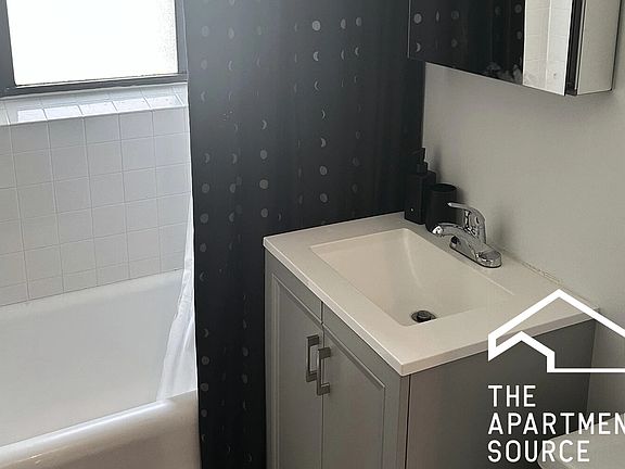 5th image of 1913 W Larchmont Ave APT 3A