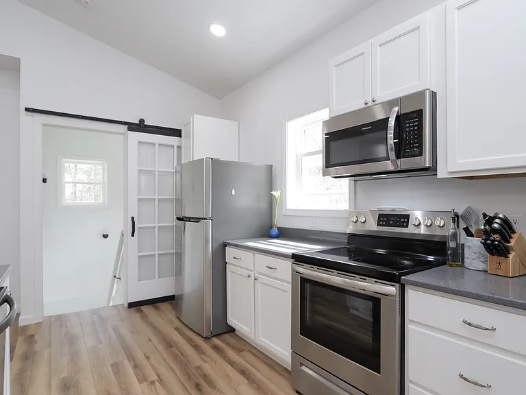 177 Thompson St — Photo 8