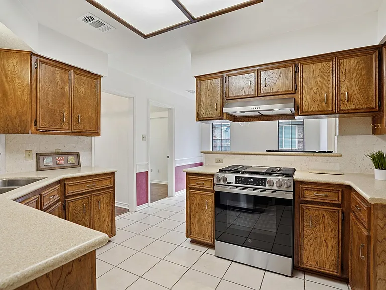 306 Woodstone Dr — Photo 12