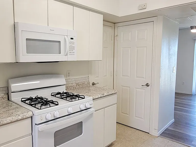 3205 N Main St — Photo 5