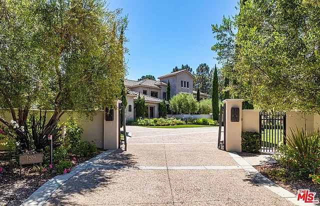 5 bed, 6.5 bath, 8325 sqft, $28,500 — Photo 3