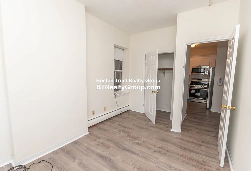 4 bed, 1.0 bath, 1000 sqft, $3,400 — Photo 3