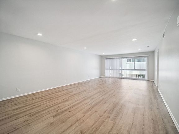 4th image of 170 N Crescent Dr APT 205