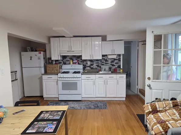 231 3rd St, Lindenhurst, NY 11757