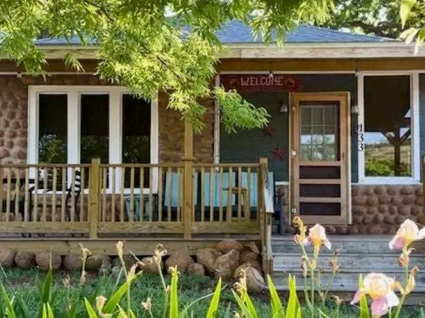 133 Upper East Lake Dr, Medicine Park, OK 73557