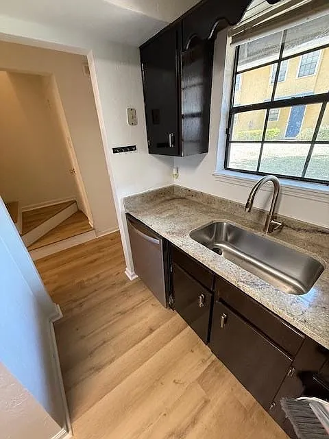 2 bed, 1000 sqft, $1,350 — Photo 3