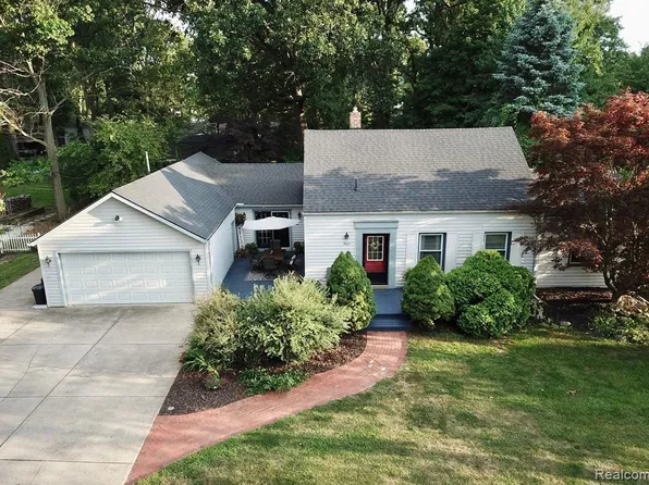 9207 Whitall Ln, Grosse Ile, MI 48138