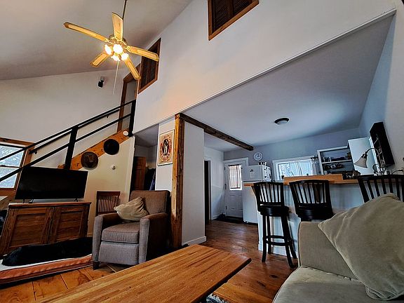 3rd image of 1012 Round House Rd