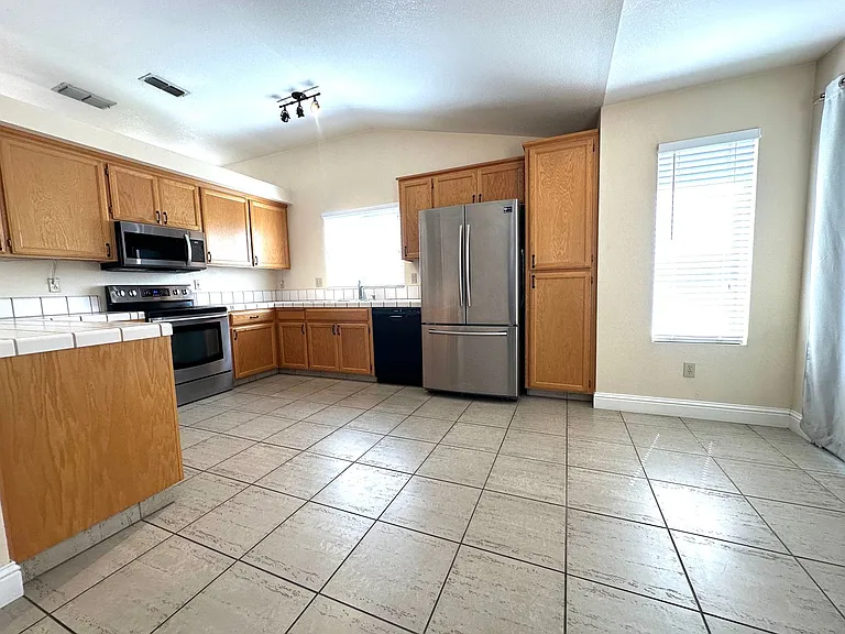366 Vasche Ave — Photo 5