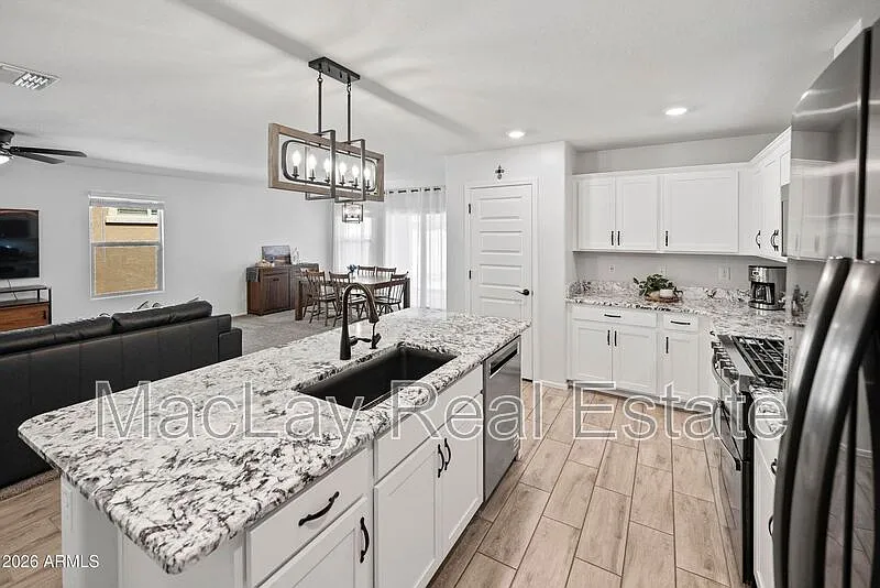 4 bed, 2.0 bath, 1828 sqft, $2,700 — Photo 2