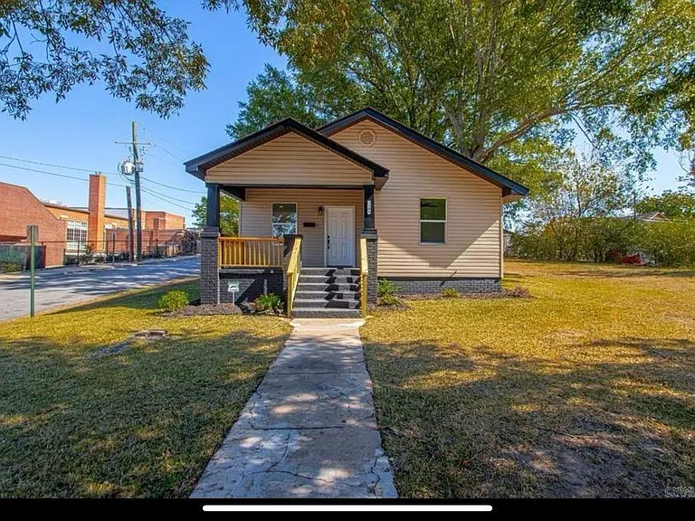 2501 S Maple St — Photo 1
