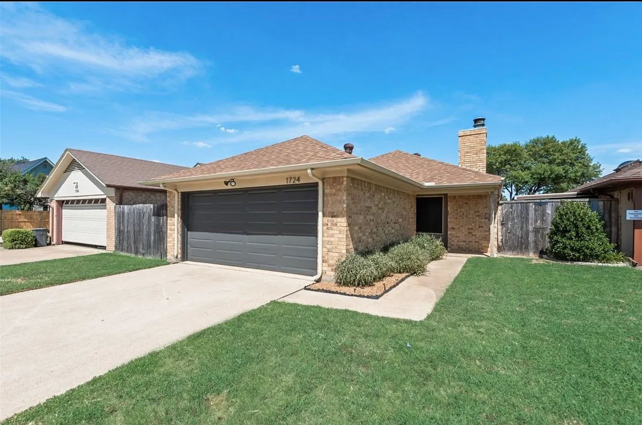 3 bed, 1196 sqft, $2,295 — Photo 1