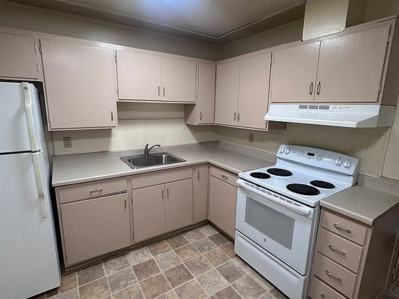 4th image of 425 University Ave APT 2