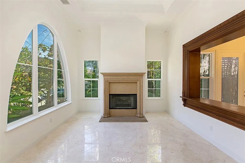 5 bed, 4.5 bath, 4458 sqft, $8,500 — Photo 2