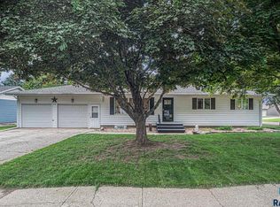 926 NE 10th St, Madison, SD 57042