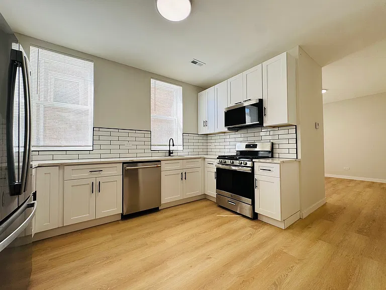 833 W 35th Pl #1R — Photo 1