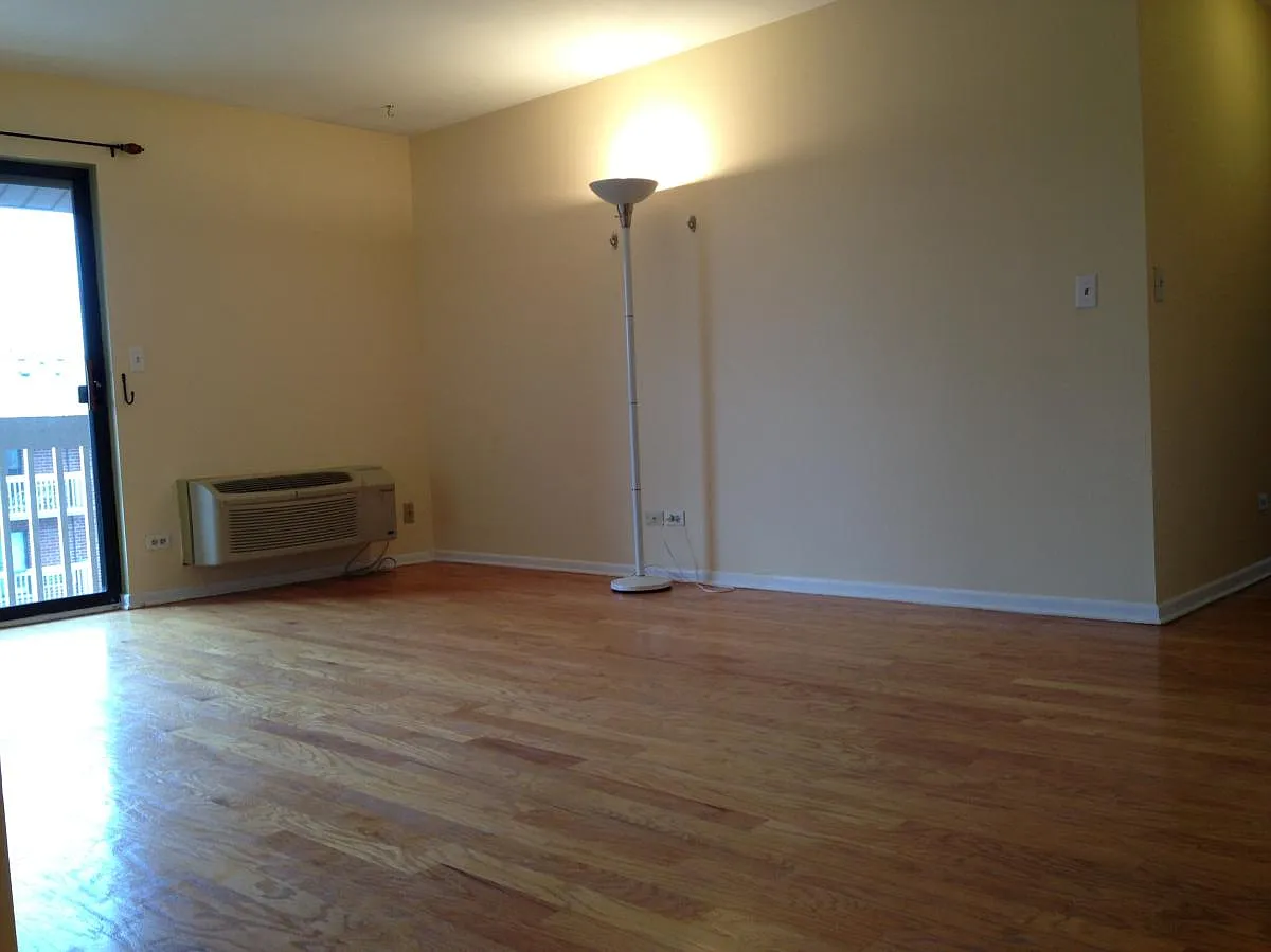 Building Photo - 860 N Lakeside Dr #3D