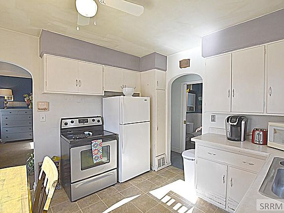 4th image of 165 E 18th St