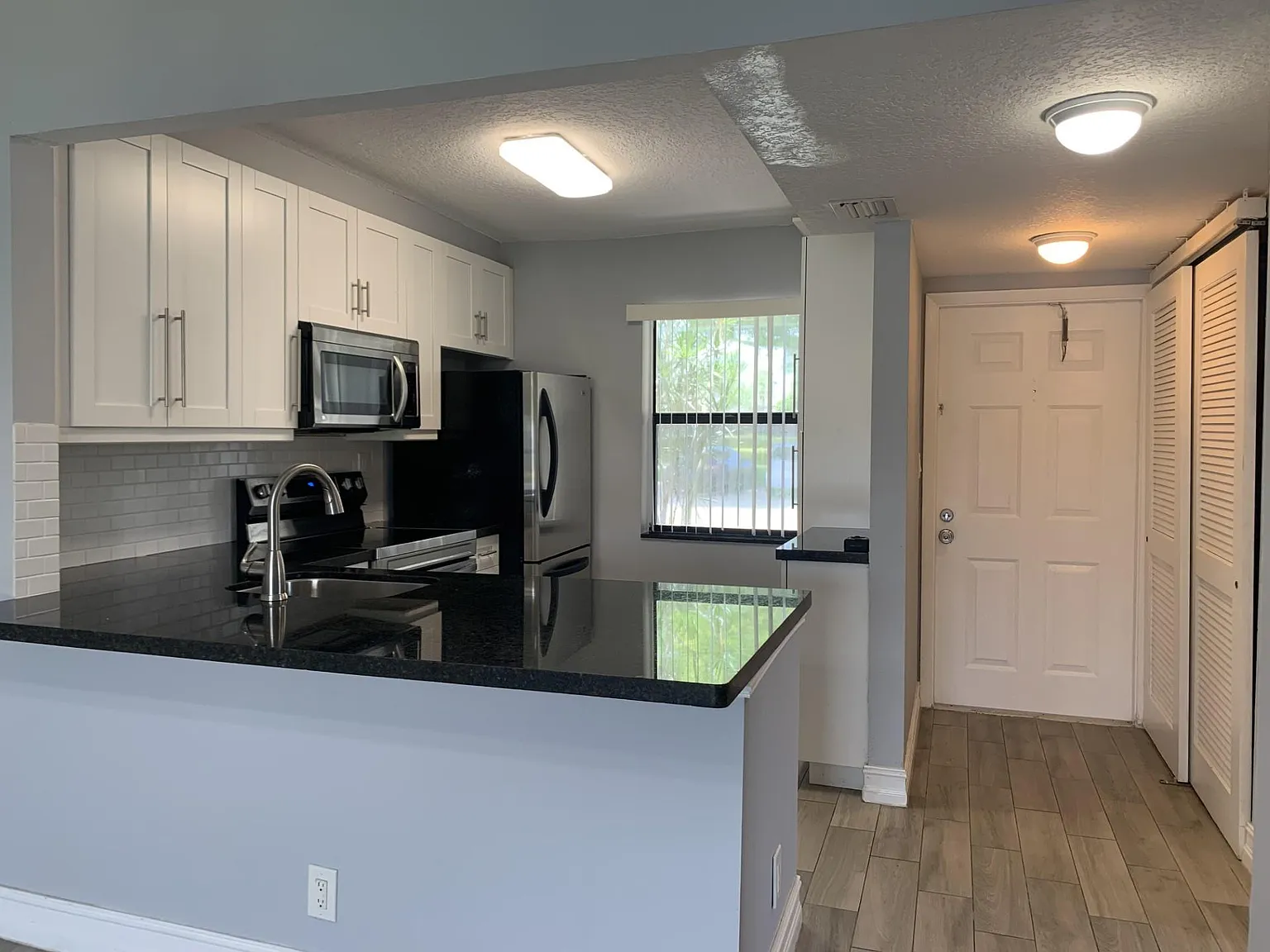 2 bed, 2.0 bath, 810 sqft, $2,200 — Photo 2