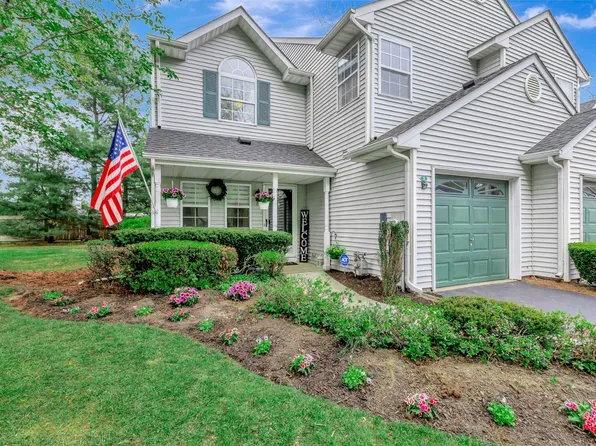 1 Plantation Dr, Hauppauge, NY 11788