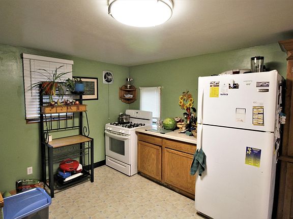5th image of 716 W Green St