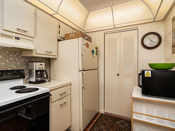 5th image of 651 Seaview Ct APT 204