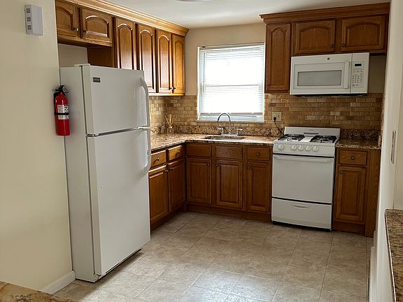 3rd image of 2278 Center Ave Floor 2