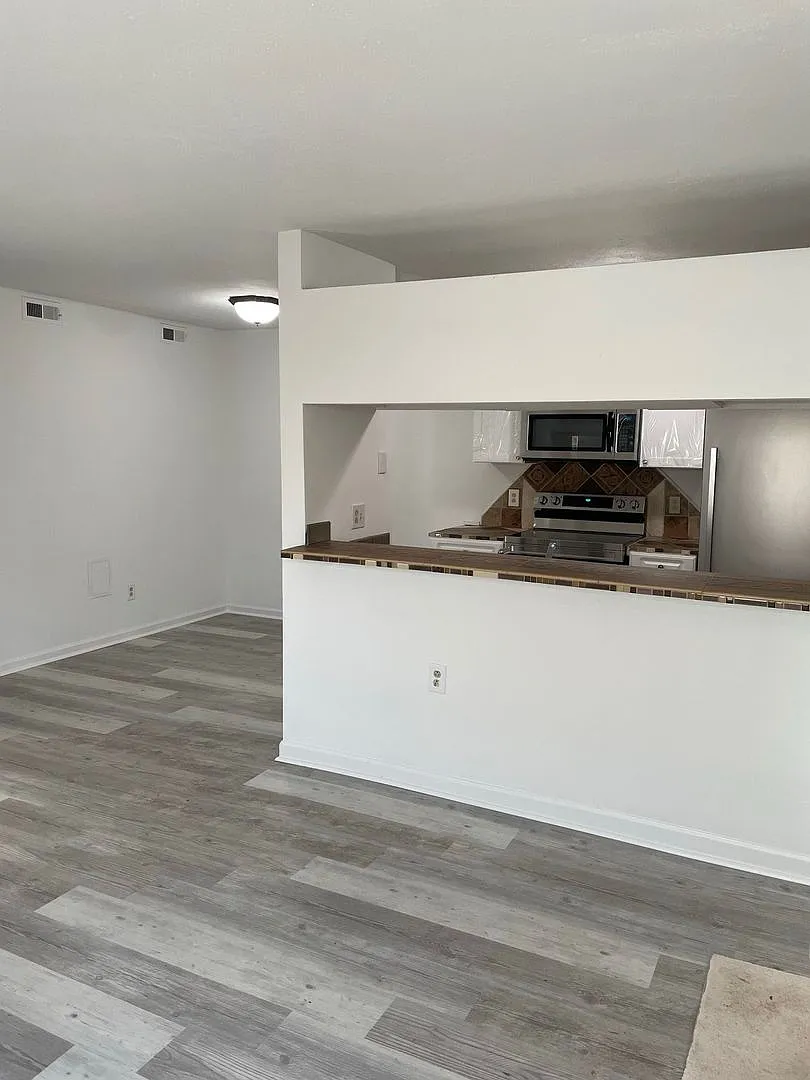 Charming First-Floor 2-Bedroom Condo in Virginia Beach — Photo 4