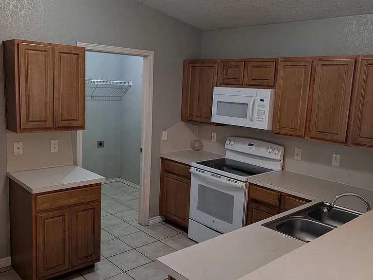 9205 Checkerbloom Dr — Photo 5