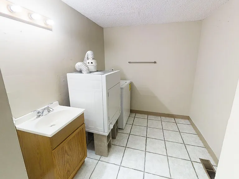 211 E Clark St #10 — Photo 10