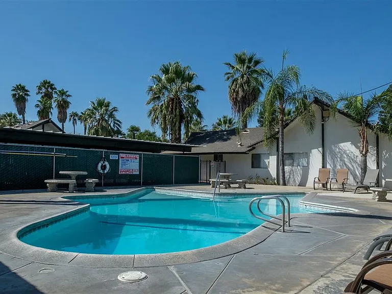 Reef Apartments — Photo 7